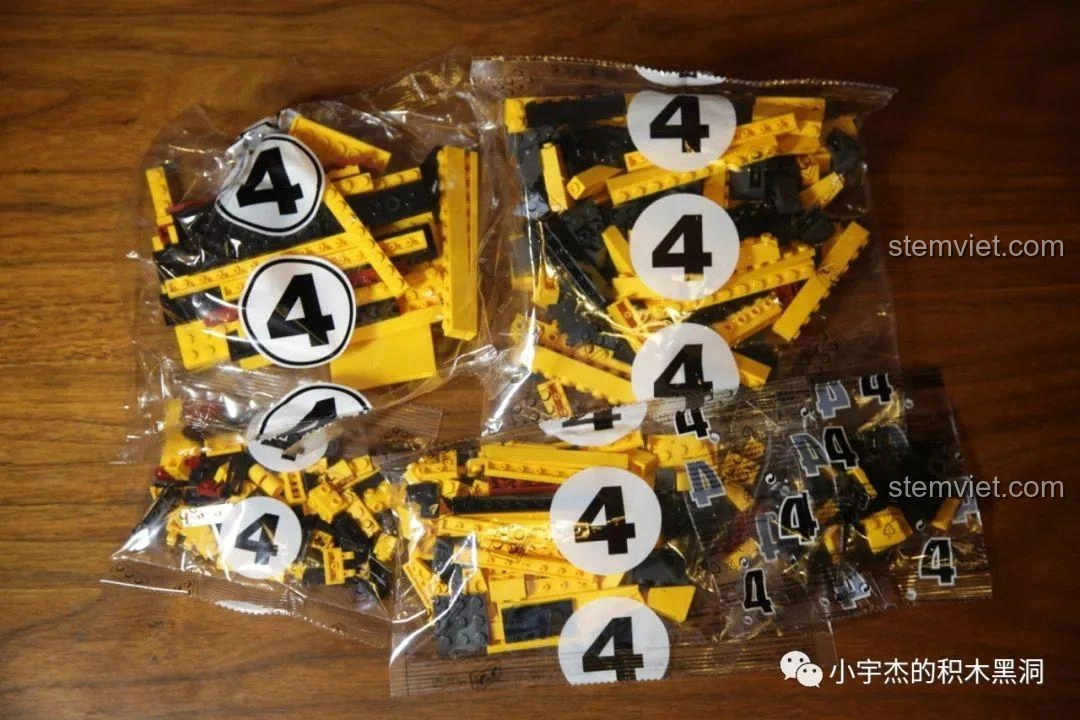 Cửa sau của thùng xe tải CN373 có thể mở ra, từ bộ Sembo Block 107008.