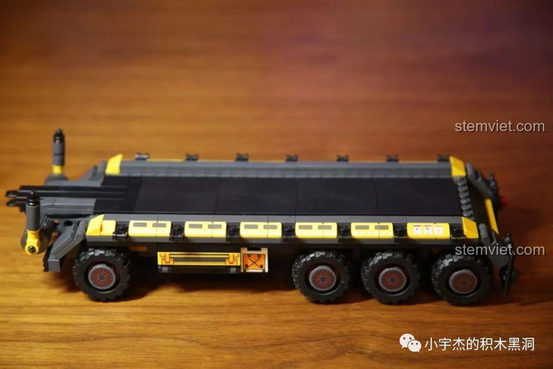 Phần sau của thùng xe tải CN373 với chi tiết xích từ bộ Sembo Block 107008.