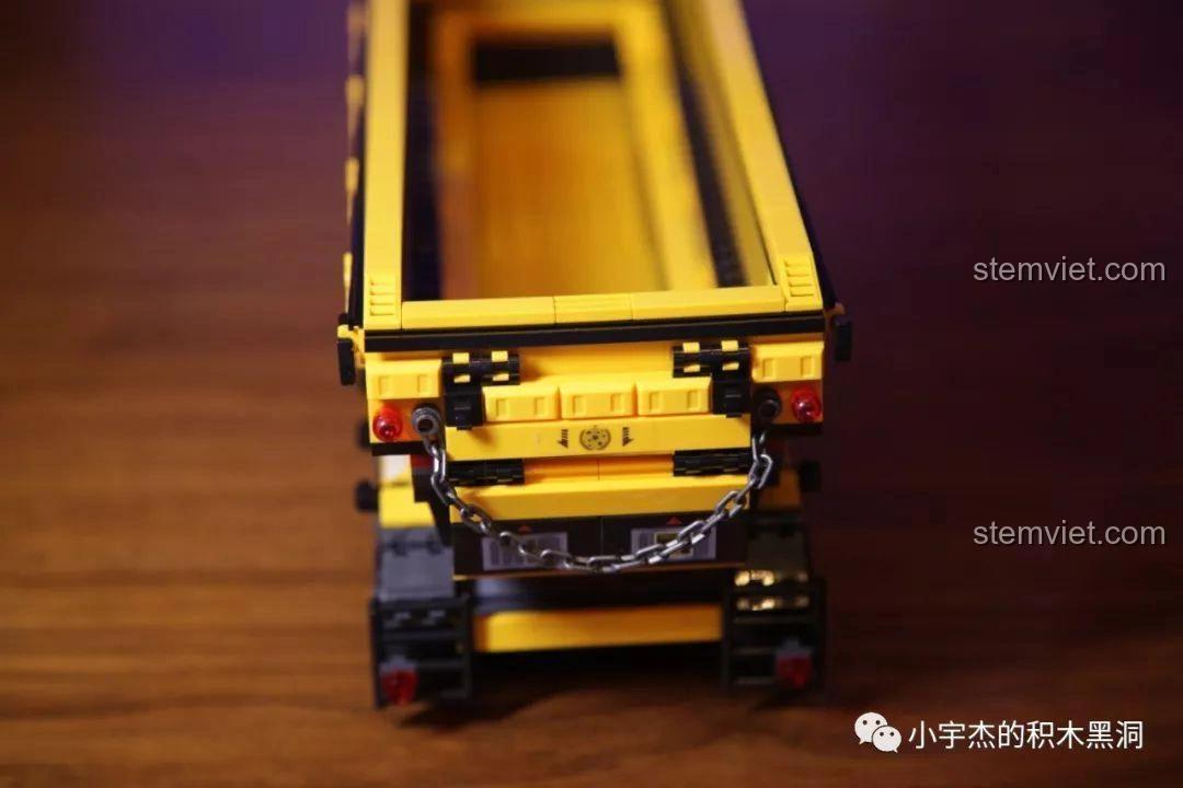 Toàn bộ mô hình xe tải CN373 đã hoàn thành từ bộ Sembo Block 107008, nhìn từ góc khác.