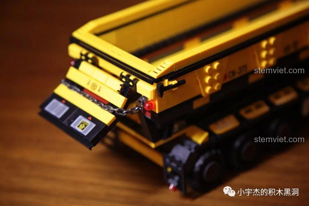 Toàn bộ mô hình xe tải CN373 đã hoàn thành cùng 6 minifigures và khối Hỏa Thạch từ bộ Sembo Block 107008.