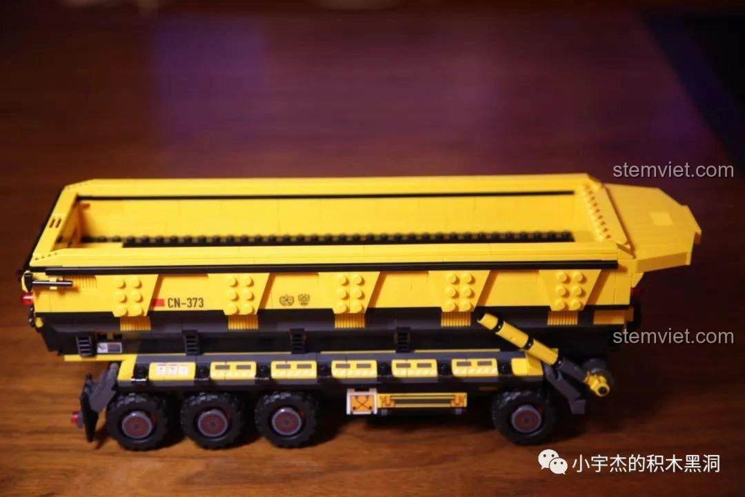 Toàn bộ mô hình xe tải CN373 đã hoàn thành từ bộ Sembo Block 107008, nhìn từ bên cạnh.