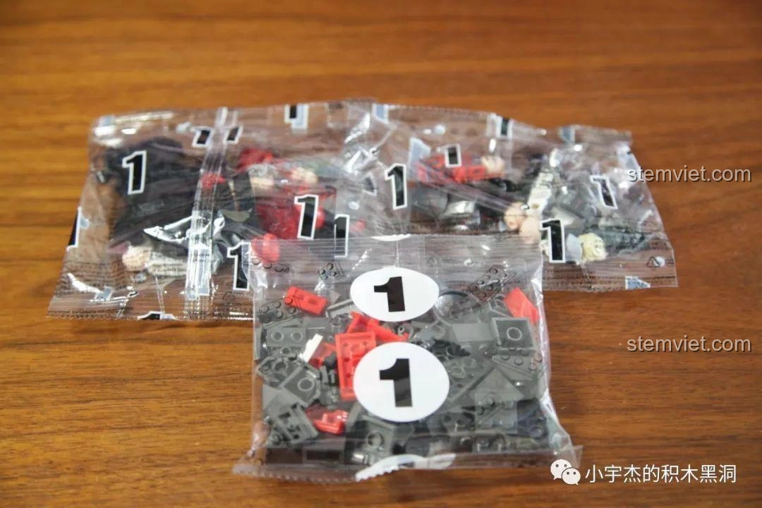 Các túi linh kiện được đánh số 1 cho bước lắp ráp đầu tiên của bộ Sembo Block 107008 Xe Tải Vận Chuyển CN373.