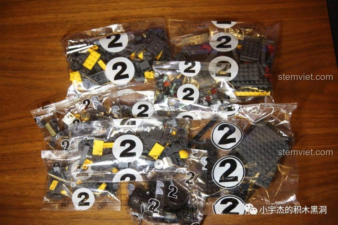 Các túi linh kiện được đánh số 2 cho bước lắp ráp tiếp theo của bộ Sembo Block 107008 Xe Tải Vận Chuyển CN373.