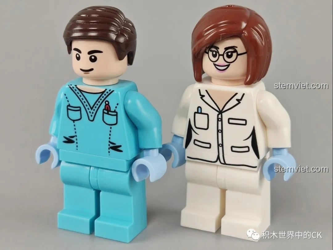 Hai minifigures bác sĩ/y tá của bộ đồ chơi lắp ráp SEMBO Block 601100, trang phục chi tiết.