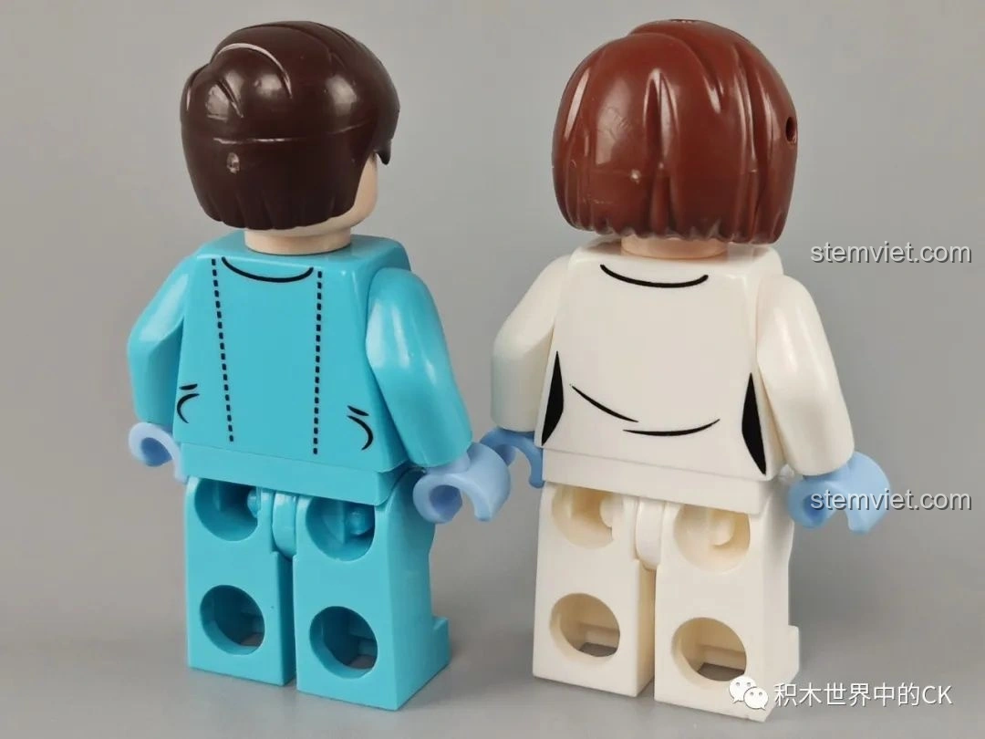 Mặt sau của hai minifigures bác sĩ/y tá trong bộ đồ chơi lắp ráp SEMBO Block 601100.