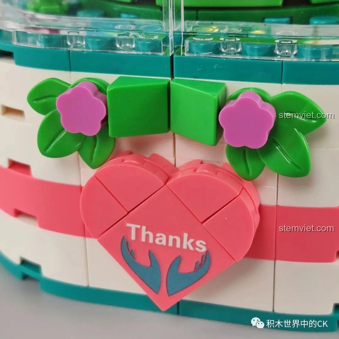 Chi tiết trái tim 'Thanks' trên mô hình đồ chơi lắp ráp SEMBO Block 601100.