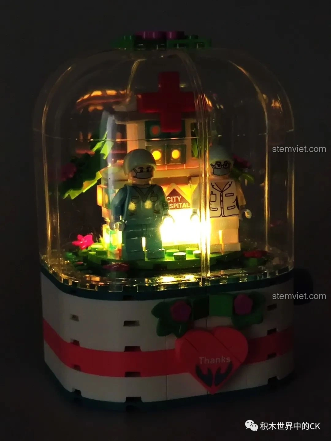 Mô hình đồ chơi lắp ráp SEMBO Block 601100 Hộp Xoay Phát Sáng chủ đề y tế khi bật đèn trong bóng tối.