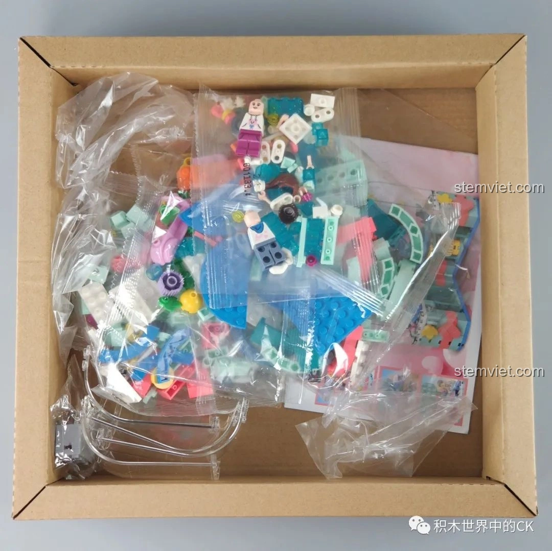 Bên trong hộp đồ chơi lắp ráp SEMBO Block 601133 Hộp Xoay Phát Sáng Tình Yêu.