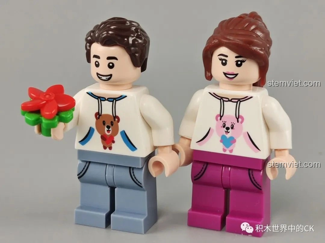 Hai minifigures cặp đôi của bộ đồ chơi lắp ráp SEMBO Block 601133 Hộp Xoay Phát Sáng Tình Yêu.