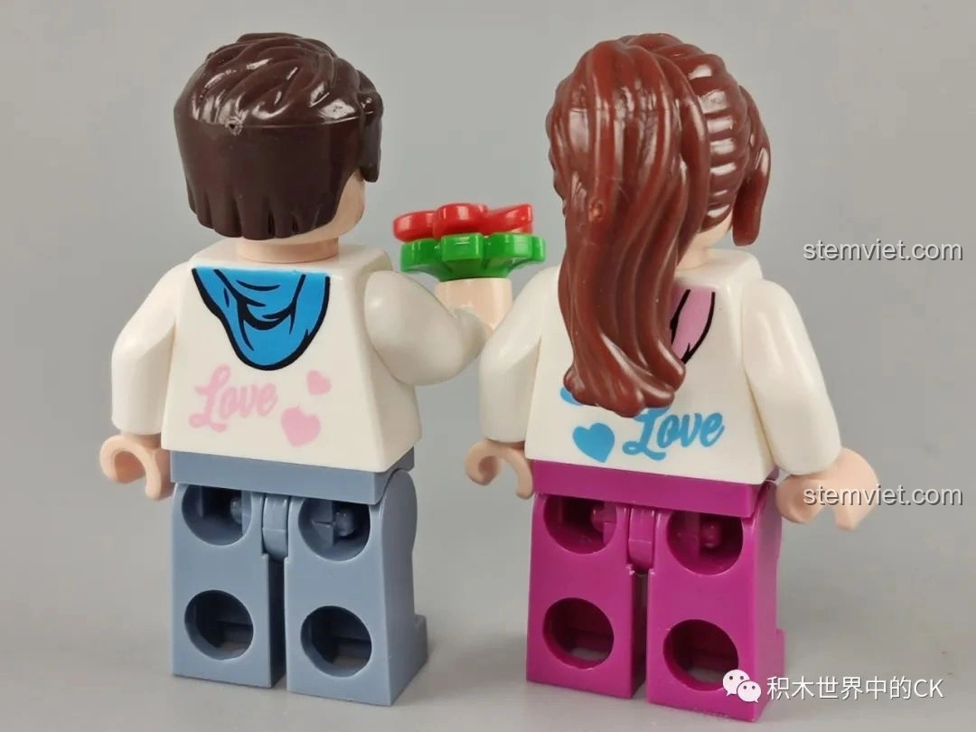 Mặt sau của hai minifigures cặp đôi trong bộ đồ chơi lắp ráp SEMBO Block 601133.