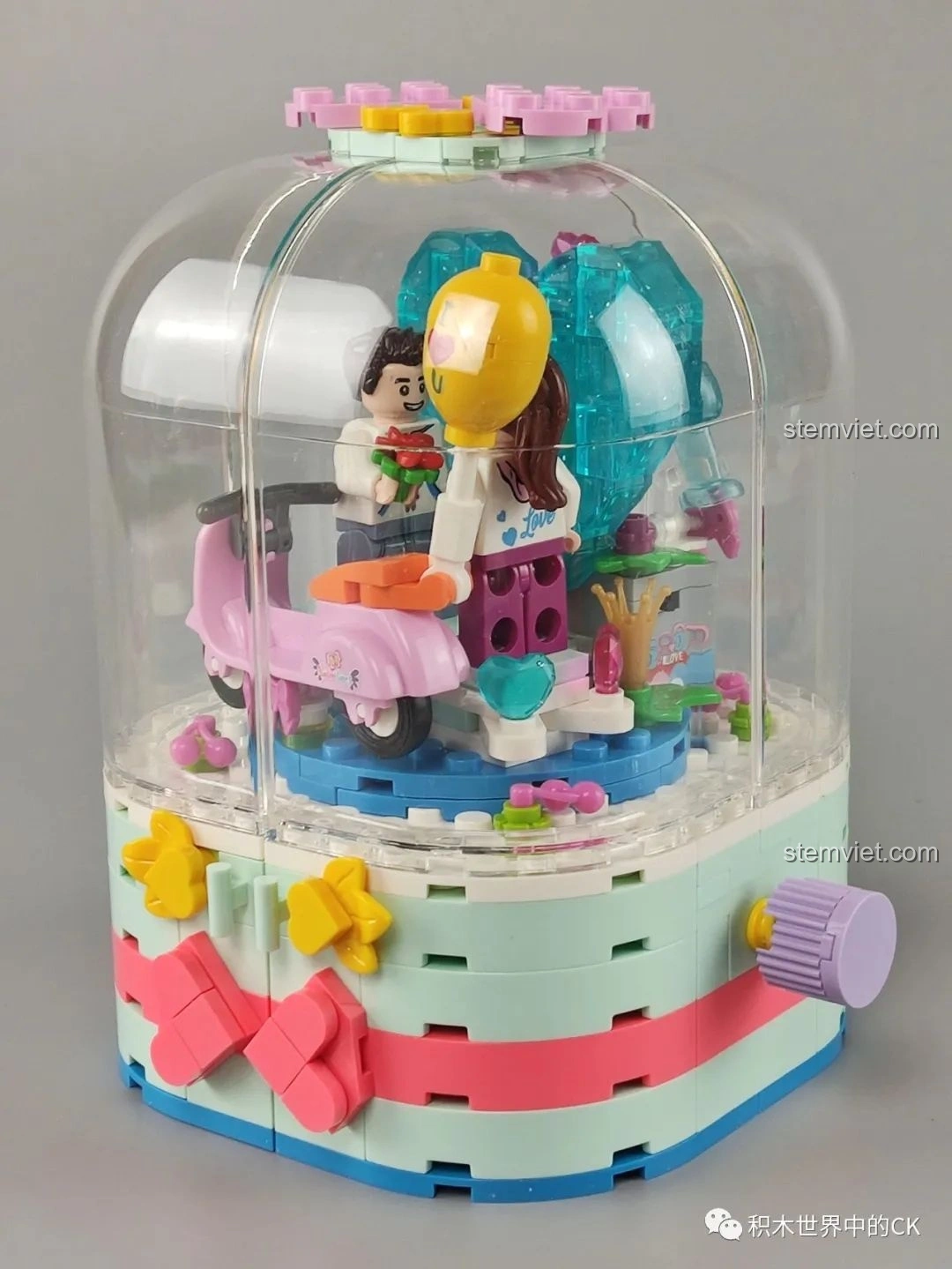 Góc nhìn khác của mô hình đồ chơi lắp ráp SEMBO Block 601133 Hộp Xoay Phát Sáng Tình Yêu.