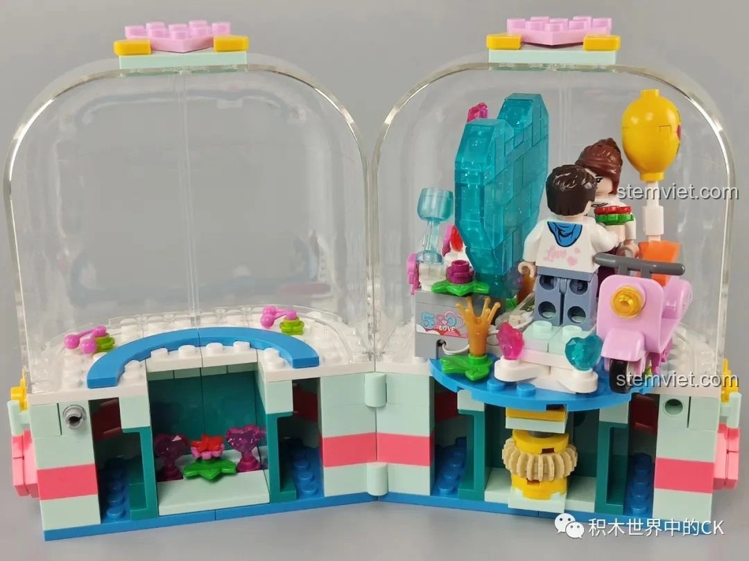 Mô hình SEMBO Block 601133 Hộp Xoay Phát Sáng Tình Yêu mở ra, lộ cơ chế xoay.