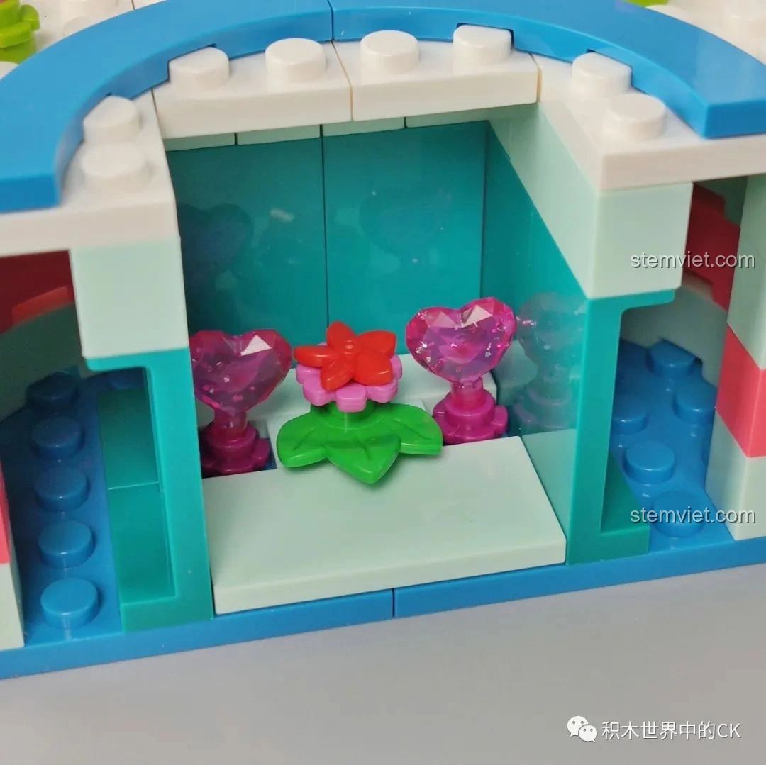 Chi tiết trái tim và hoa hồng bên trong mô hình SEMBO Block 601133 Hộp Xoay Phát Sáng Tình Yêu.