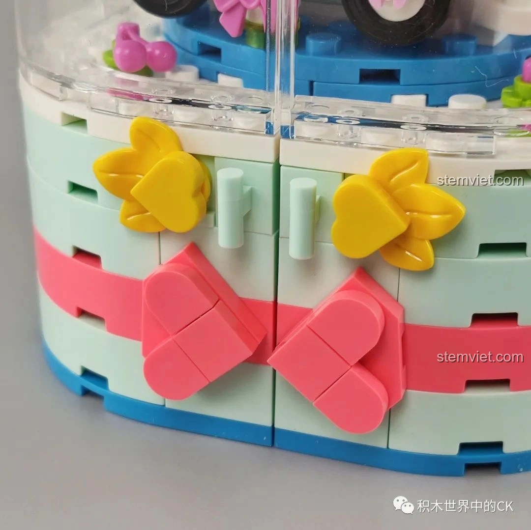 Chi tiết nơ hồng và trái tim vàng trên mô hình SEMBO Block 601133 Hộp Xoay Phát Sáng Tình Yêu.