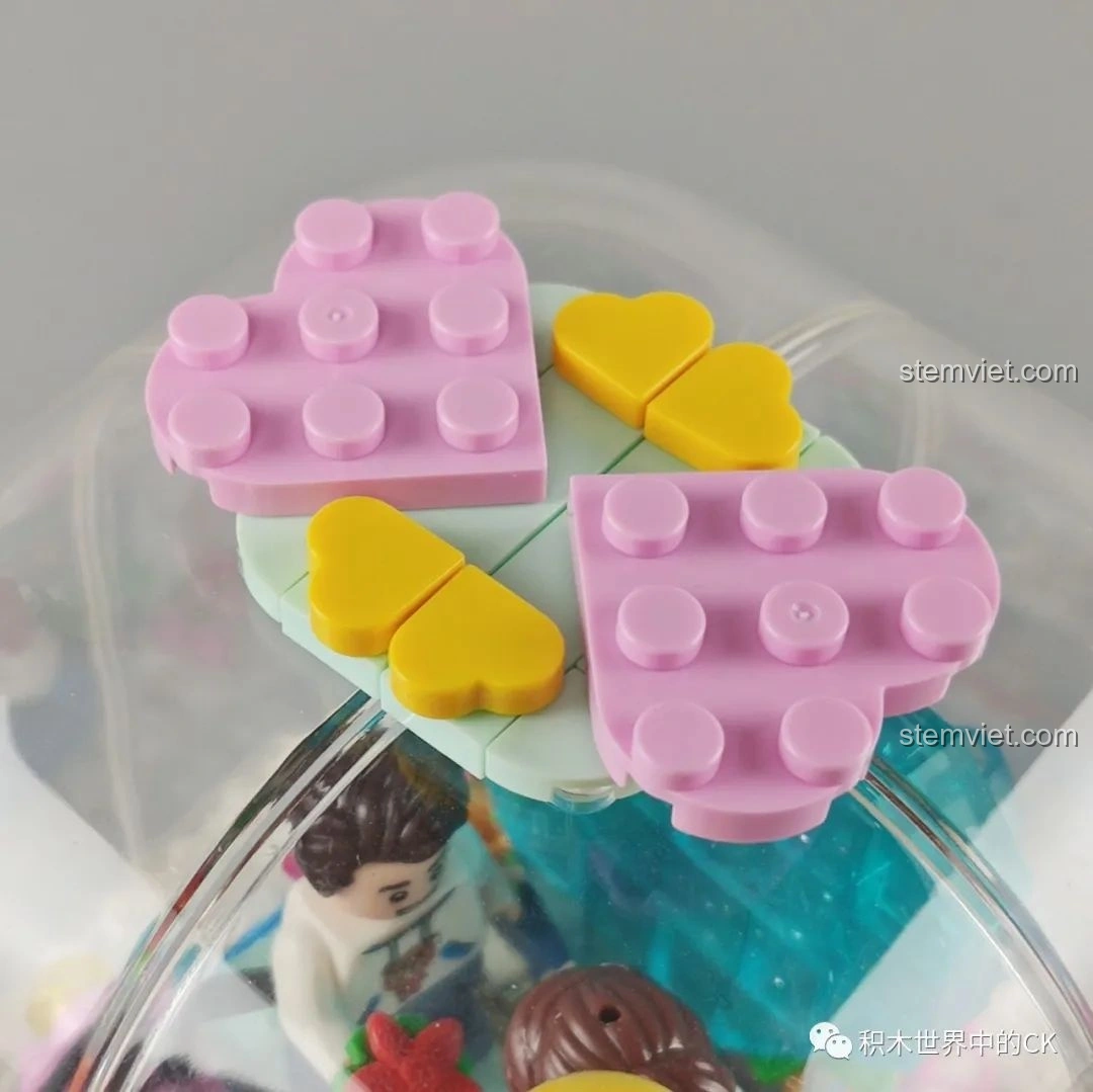 Mái vòm trong suốt và chi tiết trái tim trên đỉnh mô hình SEMBO Block 601133.