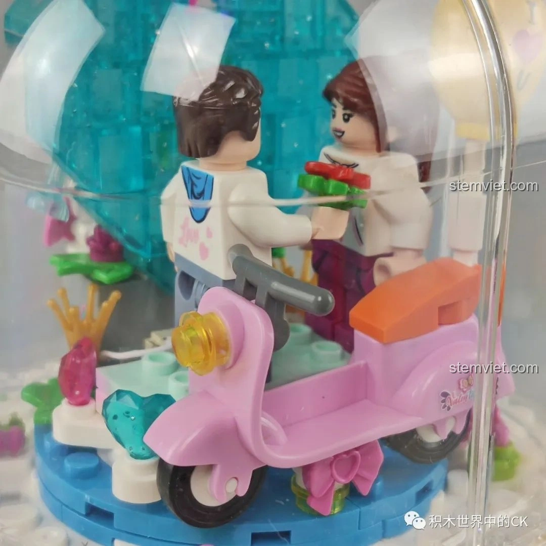 Cặp đôi minifigures trên xe scooter hồng bên trong mô hình SEMBO Block 601133.