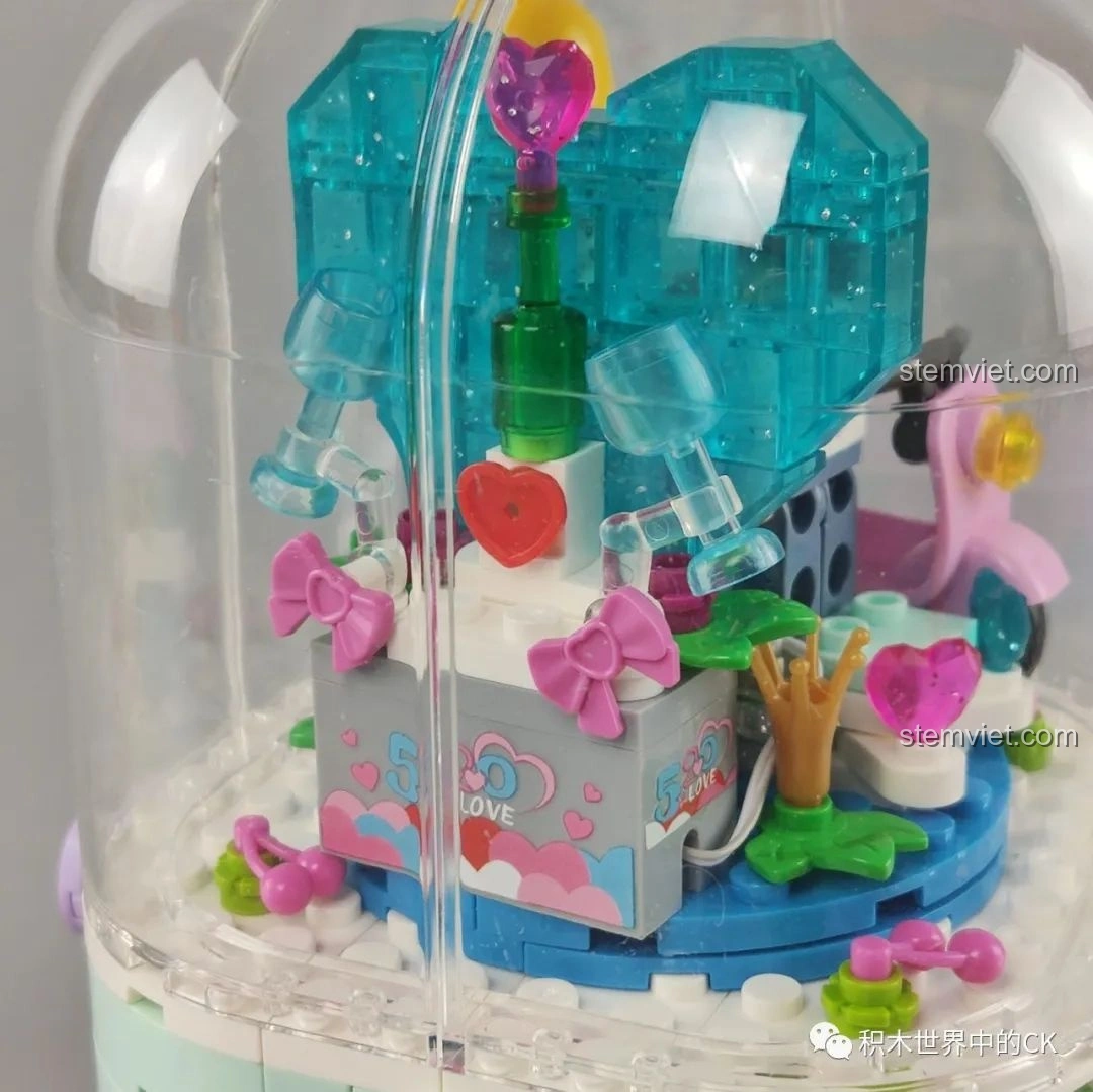 Chi tiết '520 Love' và ly rượu bên trong mô hình SEMBO Block 601133 Hộp Xoay Phát Sáng Tình Yêu.