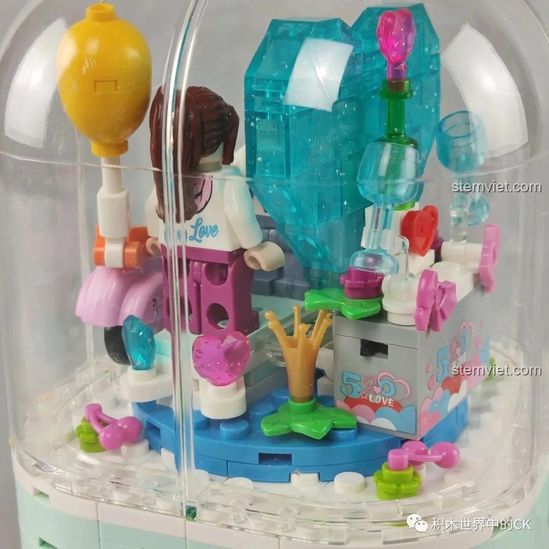 Góc nhìn khác của các chi tiết bên trong mô hình SEMBO Block 601133 Hộp Xoay Phát Sáng Tình Yêu.