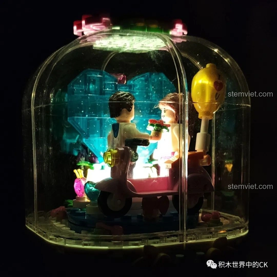 Mô hình đồ chơi lắp ráp SEMBO Block 601133 Hộp Xoay Phát Sáng Tình Yêu khi bật đèn trong bóng tối.