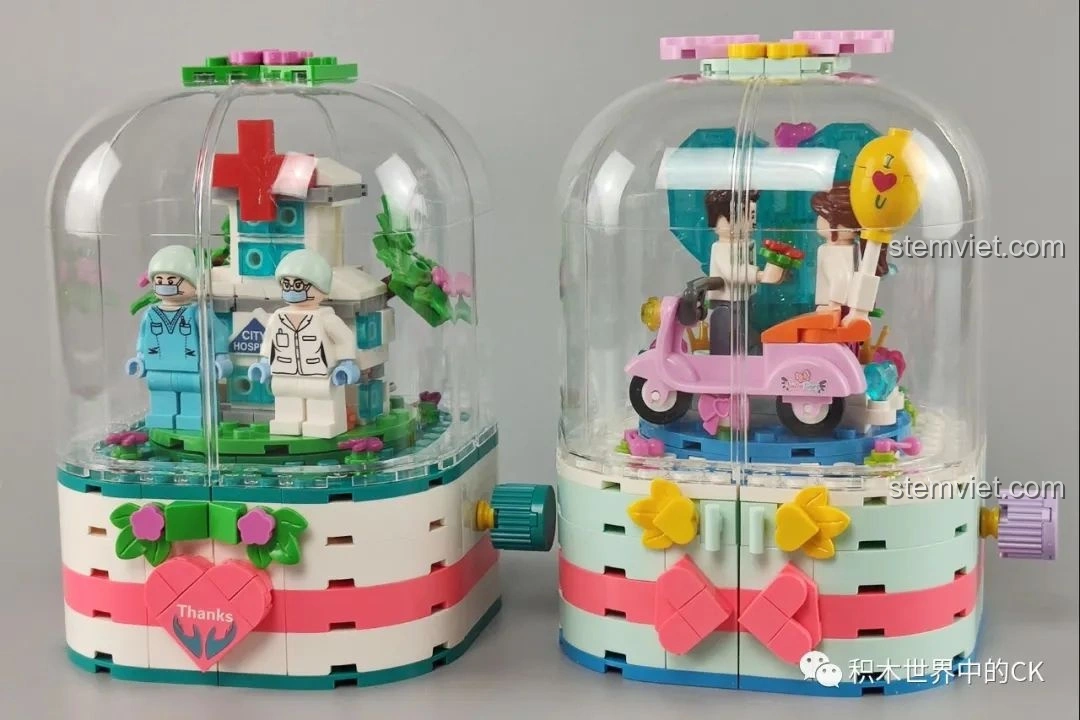 Hai mô hình đồ chơi lắp ráp SEMBO Block 601100 và 601133 Hộp Xoay Phát Sáng Tình Yêu đặt cạnh nhau.