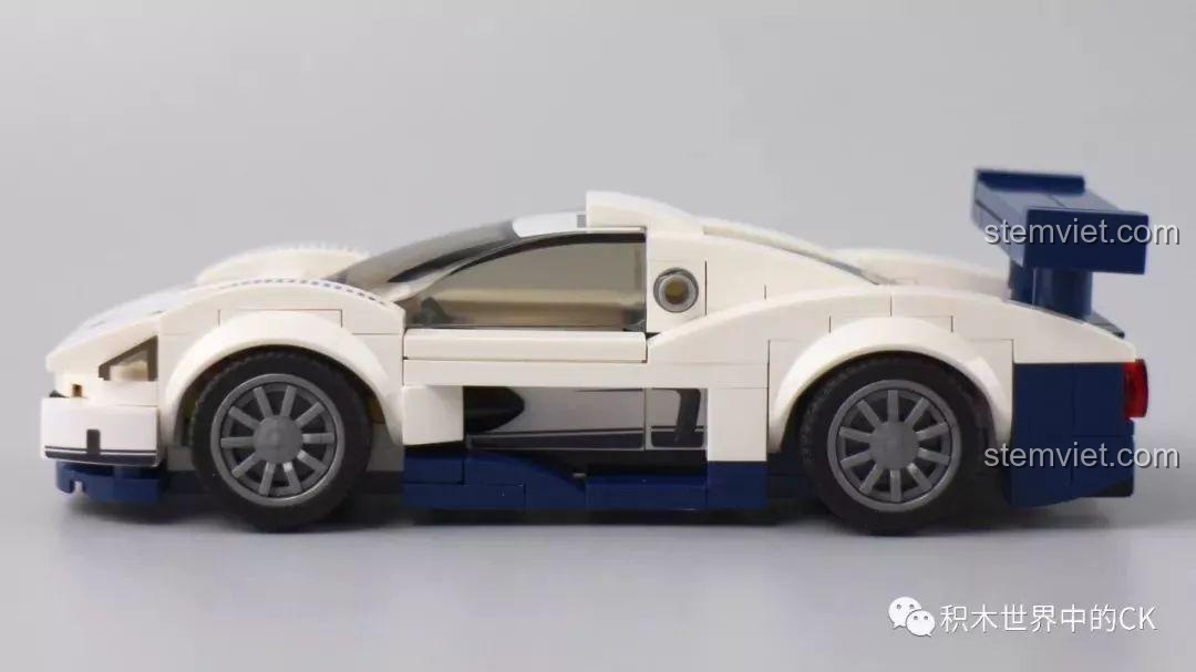 Cận cảnh minifigure tay đua trong bộ Sembo Block 607025 với trang phục đua xe màu xanh và logo Maserati.