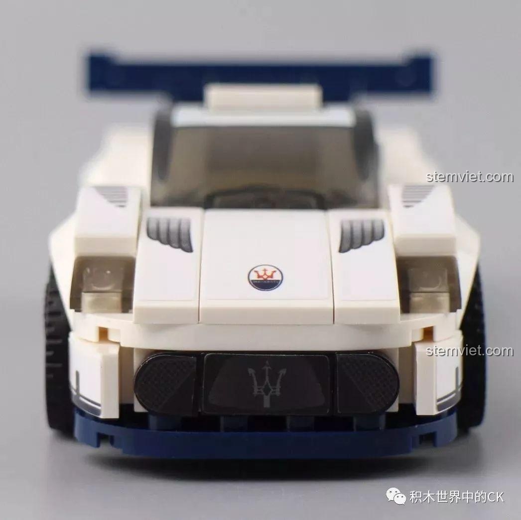 Bên trong hộp bộ lắp ráp Sembo Block 607025 bao gồm các túi mảnh ghép, sách hướng dẫn và tờ sticker.