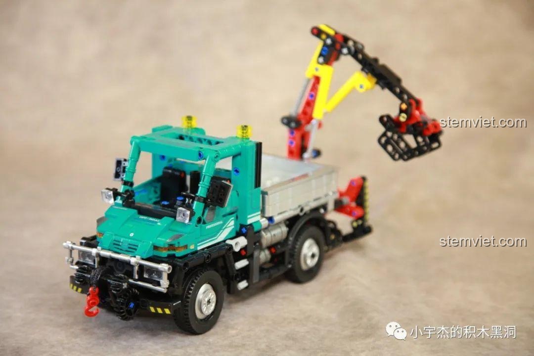Cần cẩu hoạt động của bộ đồ chơi Xe tải Unimog U400 720900, mô hình xe tải công trình Unimog U400 có khả năng gắp gỗ