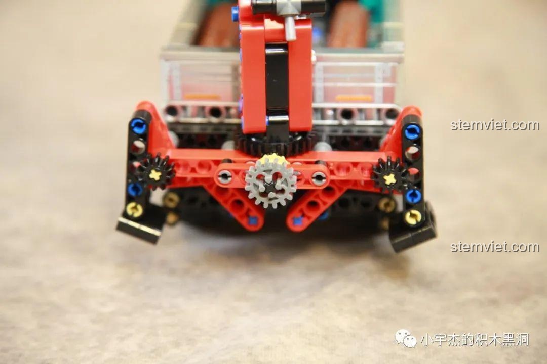 Chân chống ổn định của đồ chơi mô hình Xe tải vận chuyển gỗ Unimog U400 720900, đảm bảo sự vững chắc khi hoạt động