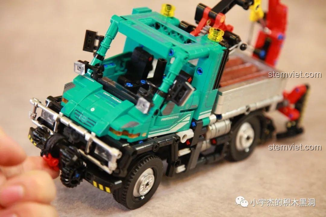 Kiểm tra hệ thống treo giảm xóc của đồ chơi lắp ráp SEMBO Block 720900 Xe tải công trình Unimog U400, mang lại trải nghiệm mượt mà