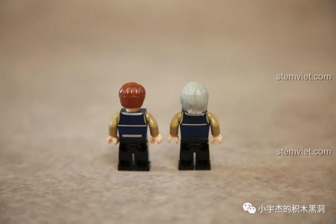 Ảnh thực tế mô hình xe Unimog U400 720900 trong tay người, thể hiện kích thước thực tế của bộ lắp ghép SEMBO Block