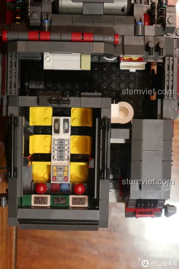 Chi tiết nội thất cabin lái của mô hình xe vận tải đào đất SEMBO CN373, với ghế ngồi, bảng điều khiển và các chi tiết nhỏ.