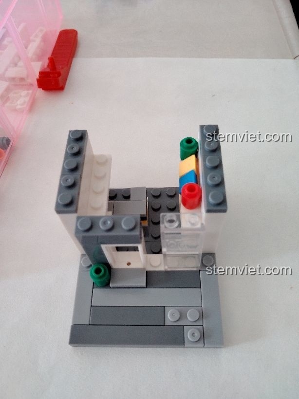 Lắp ráp tầng 1 của đồ chơi mô hình Cửa hàng tiện lợi Sembo.