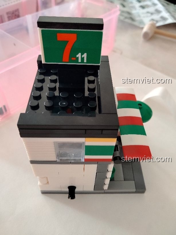 Mô hình Cửa hàng 7-Eleven mini Sembo SD6014 nhìn từ bên phải.