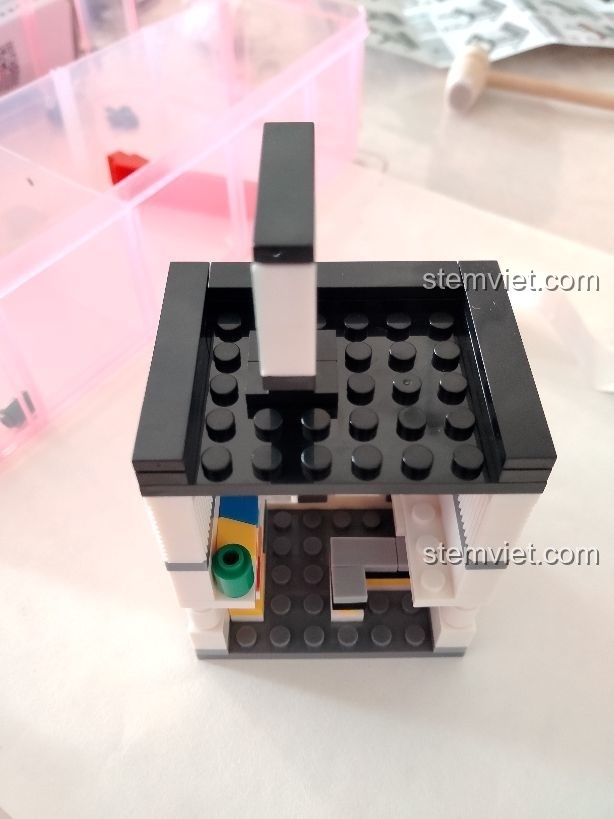 Phía sau của bộ lắp ghép Cửa hàng tiện lợi Sembo SD6014 với nội thất chi tiết.