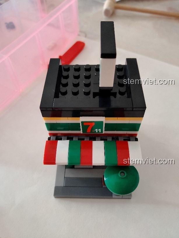 Mô hình Cửa hàng tiện lợi Sembo SD6014 hoàn thiện, nhìn từ phía trước.