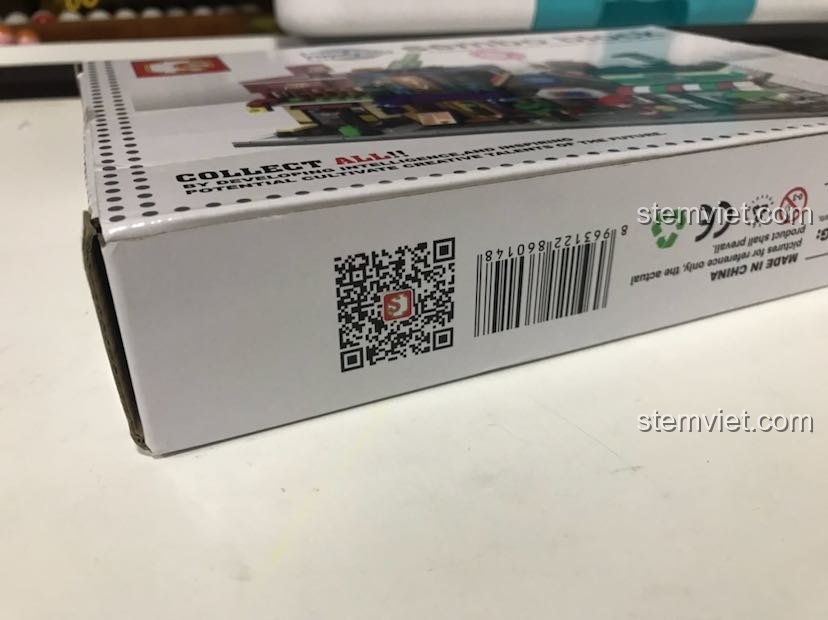 Cạnh bên hộp của bộ xếp hình Sembo 6021, hiển thị mã vạch và mã QR, một món đồ chơi xây dựng chất lượng.