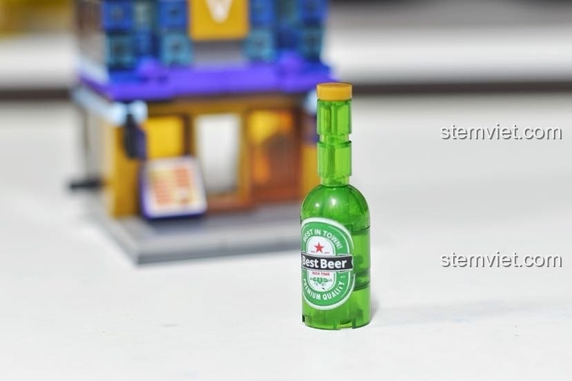 Chi tiết chai bia 'Best Beer' độc đáo trên nóc của đồ chơi xây dựng Tòa nhà phố mini.