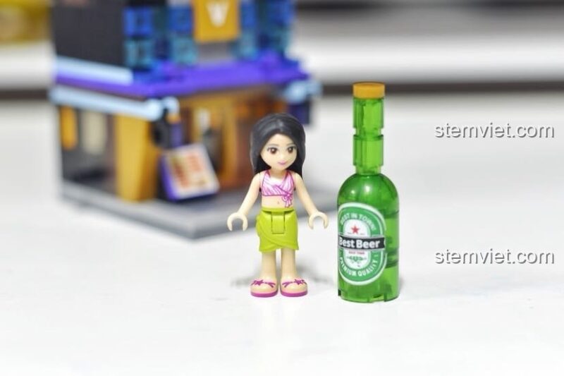Kích thước của chai bia và minifigure từ bộ xếp hình Sembo 6021, thể hiện độ chi tiết của sản phẩm.