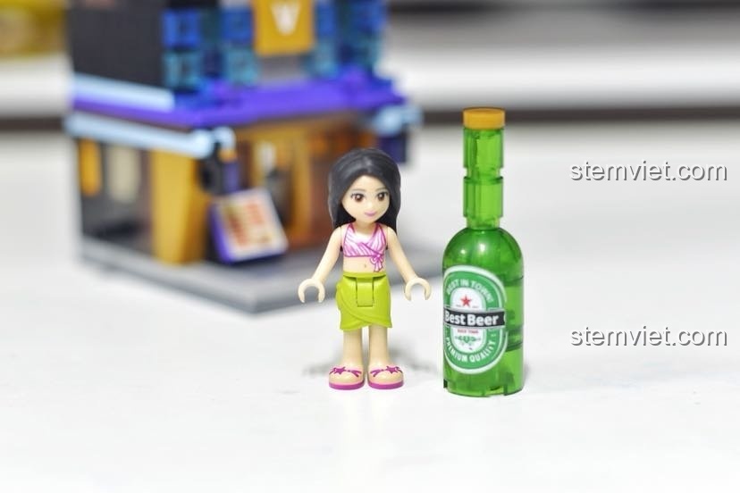 Kích thước của chai bia và minifigure từ bộ xếp hình Sembo 6021, thể hiện độ chi tiết của sản phẩm.