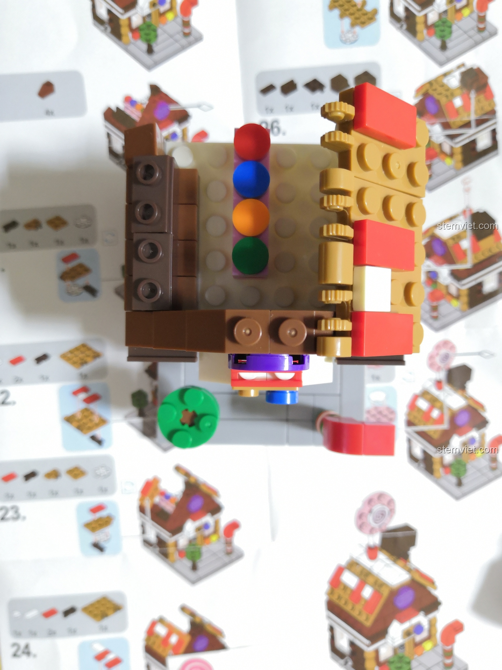 Chi tiết mặt bên của Ngôi Nhà Kẹo Sembo SD 6022.