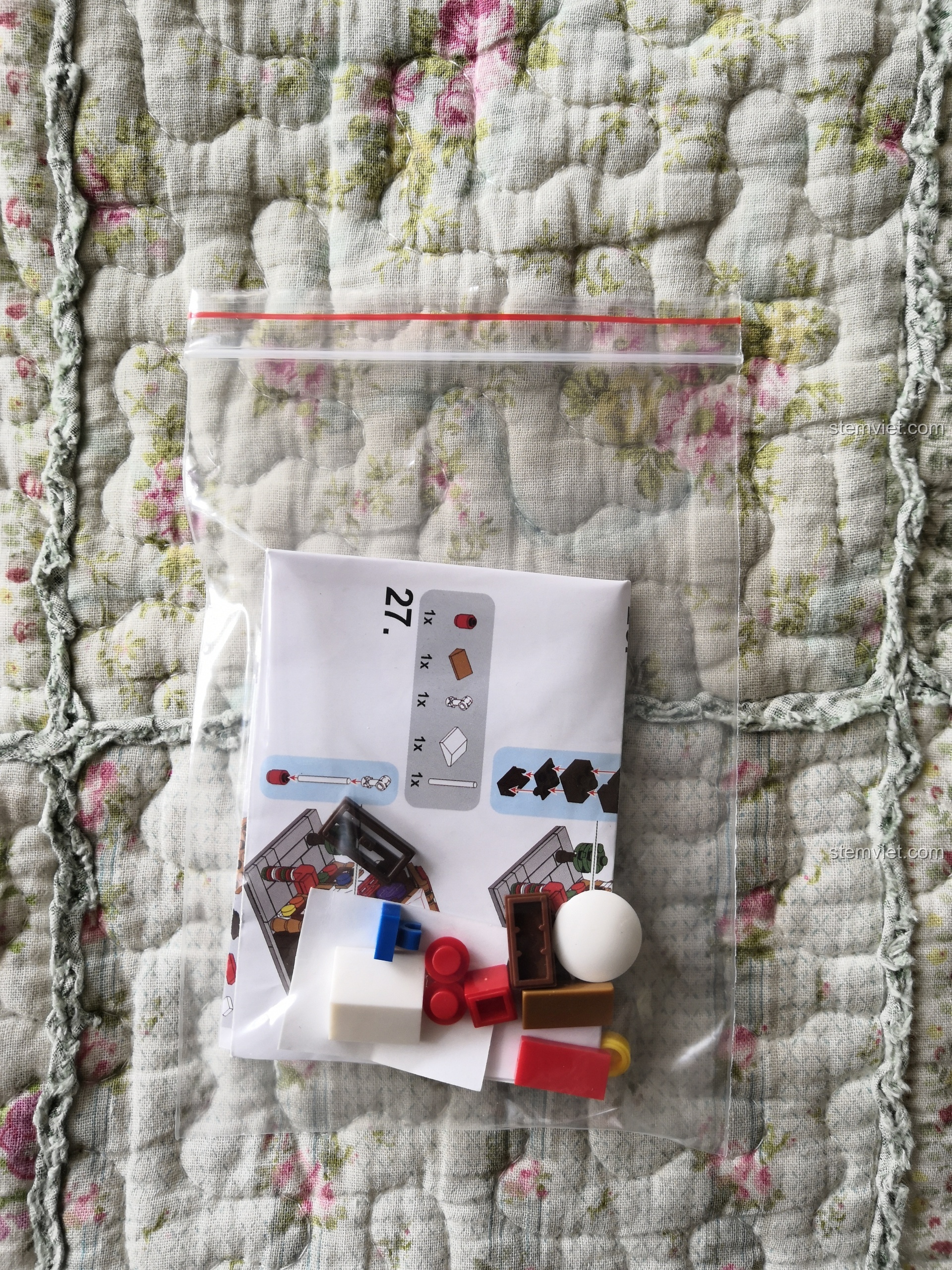 Các chi tiết thừa sau khi lắp ráp xong bộ lắp ghép Tiệm Kẹo Ngọt.