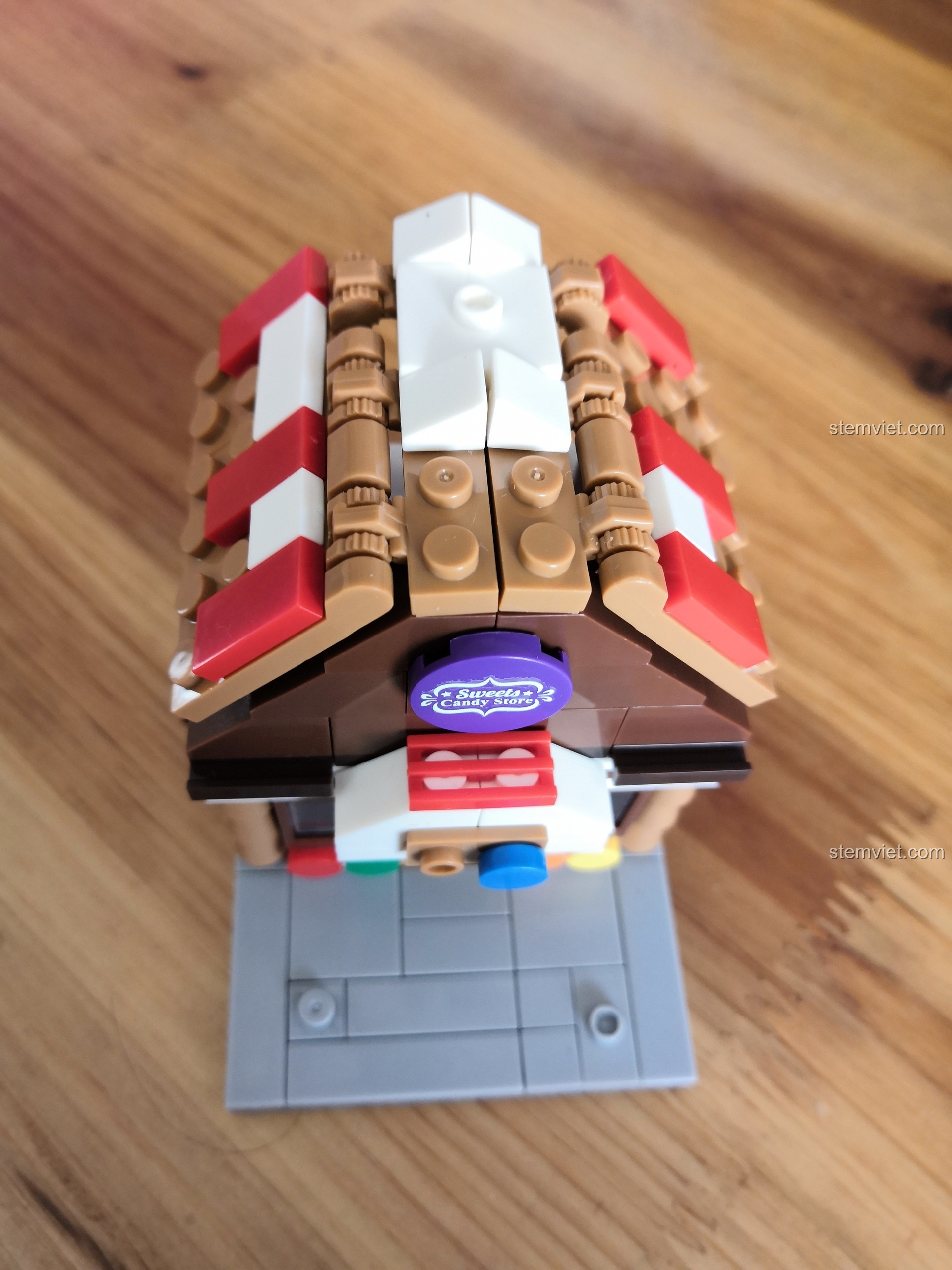 Mô hình Tiệm Kẹo Ngọt Sembo SD6022 hoàn chỉnh nhìn từ phía trước.