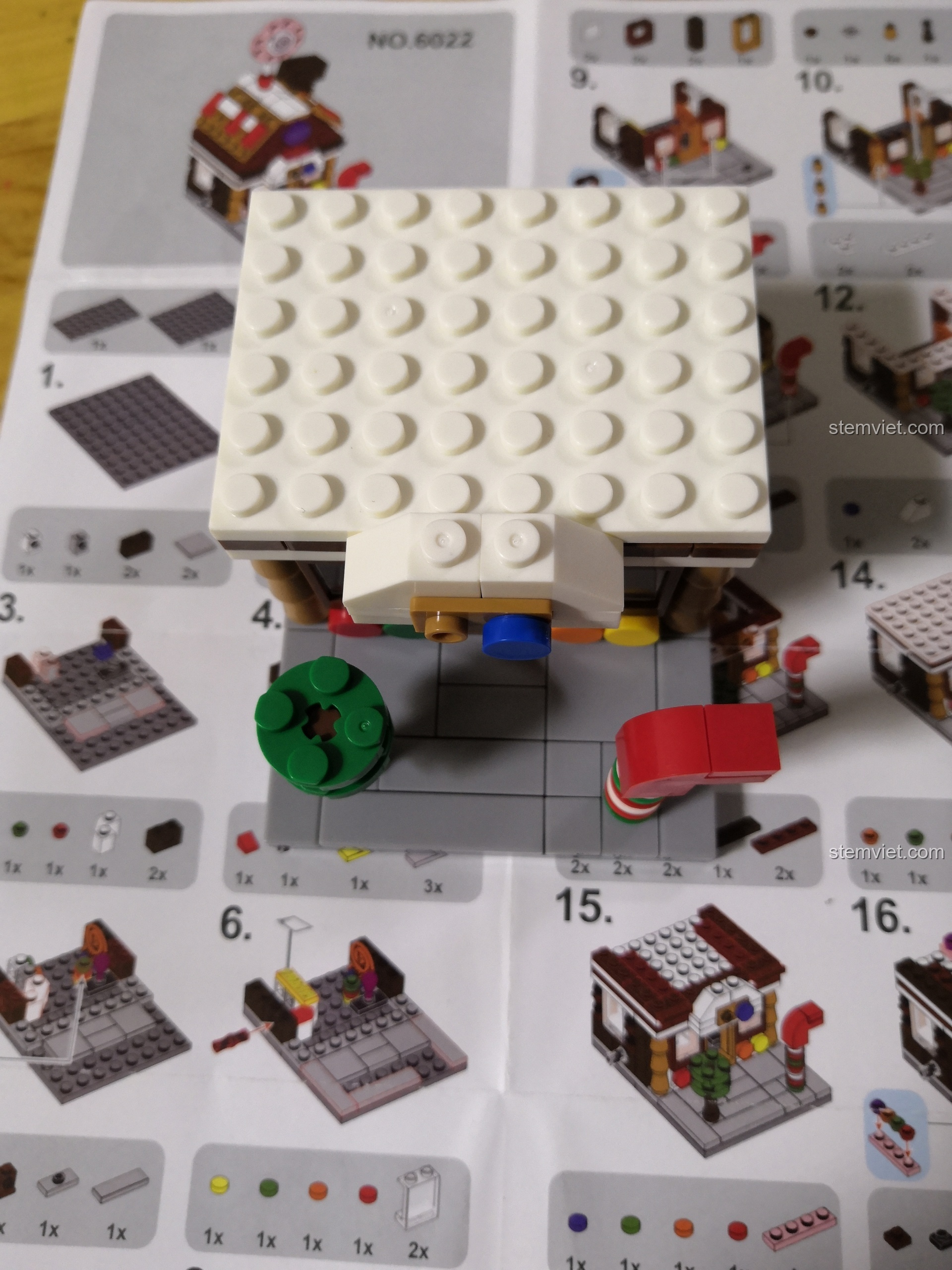 Hoàn thiện tầng một của bộ đồ chơi Mô hình Tiệm Kẹo Sembo.