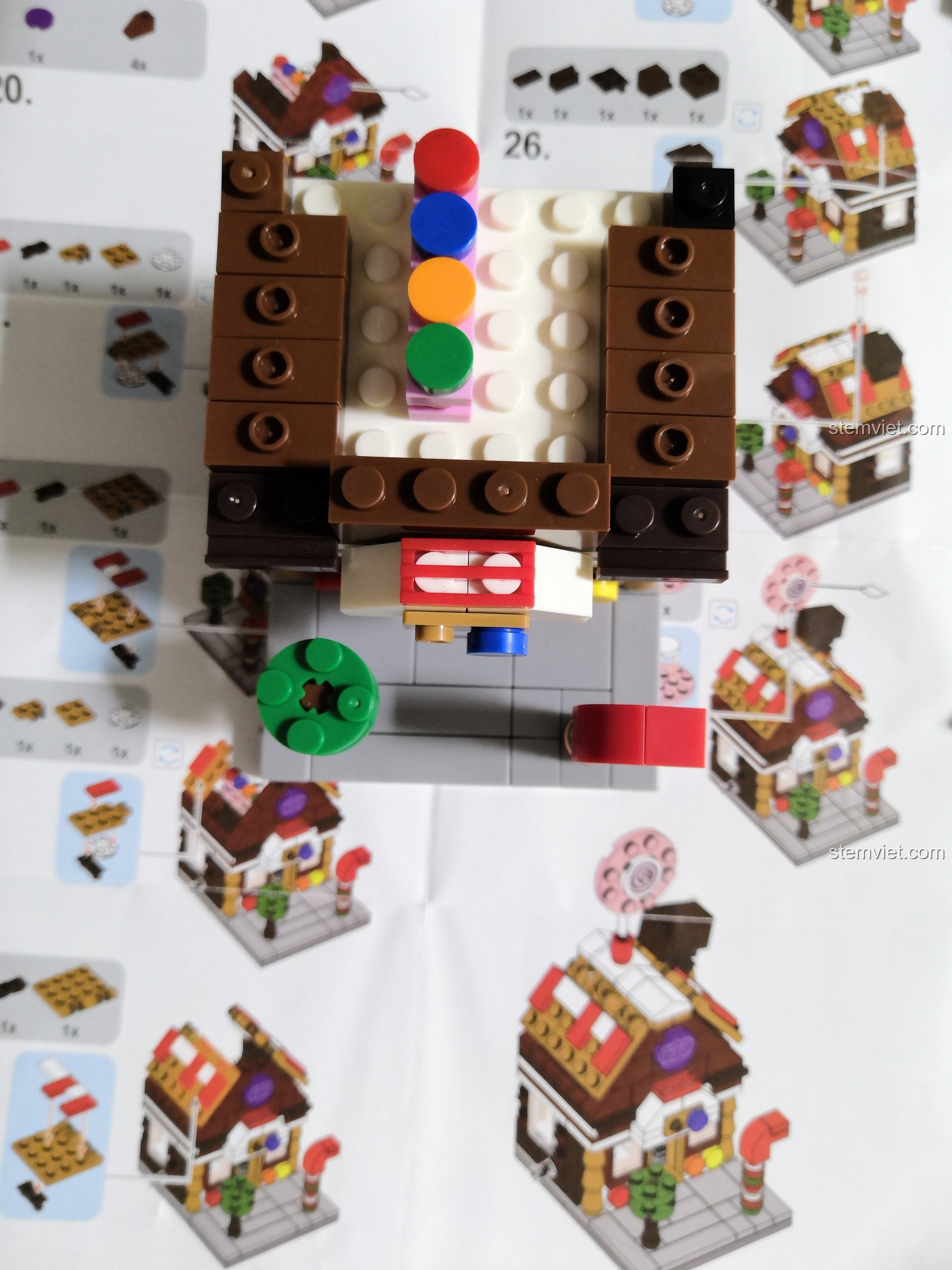 Lắp ráp tầng hai của mô hình lắp ráp Tiệm Kẹo Ngọt 6022.