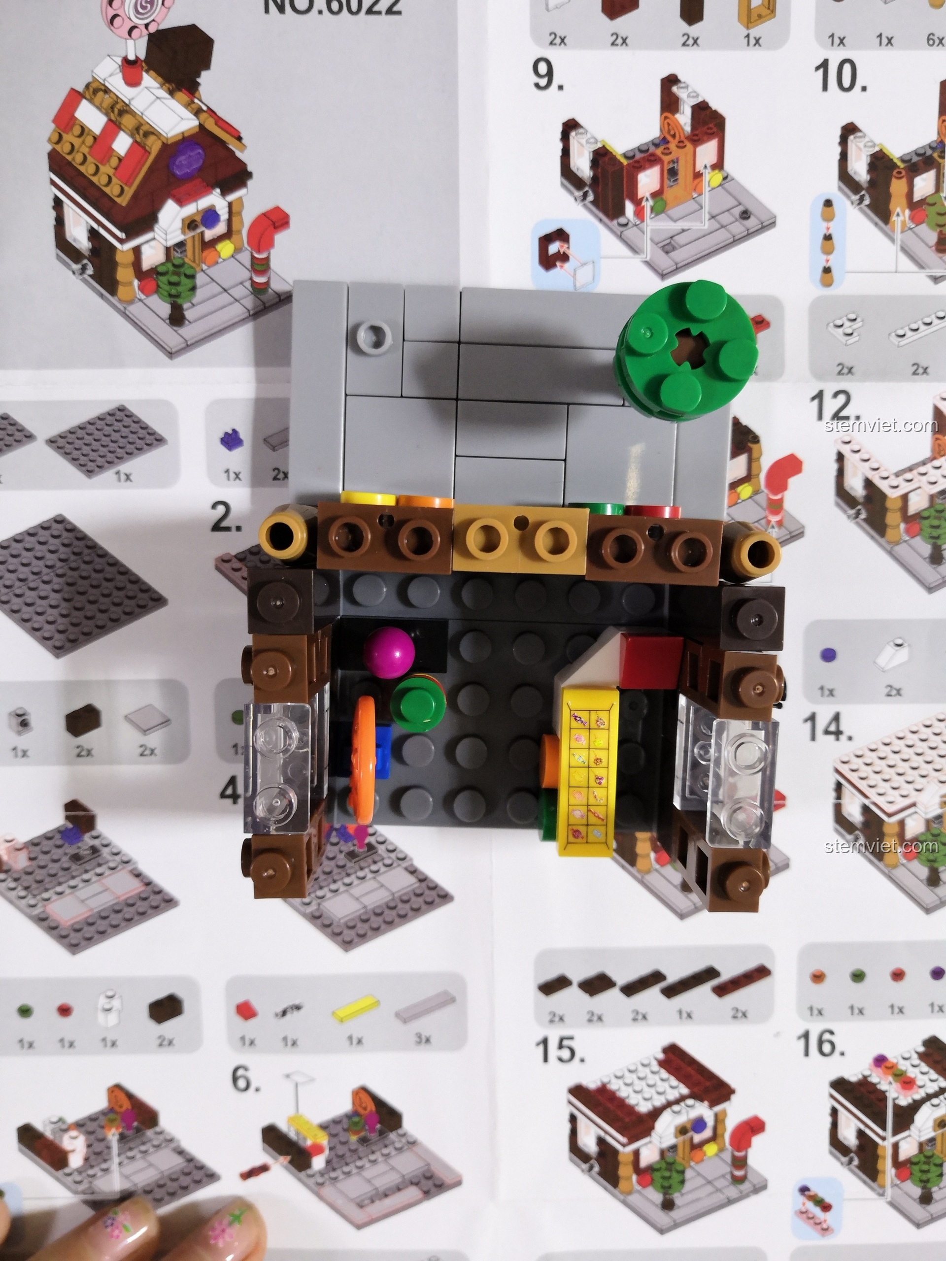 Lắp ráp tầng một của đồ chơi xếp hình Cửa Hàng Bánh Kẹo SD6022.