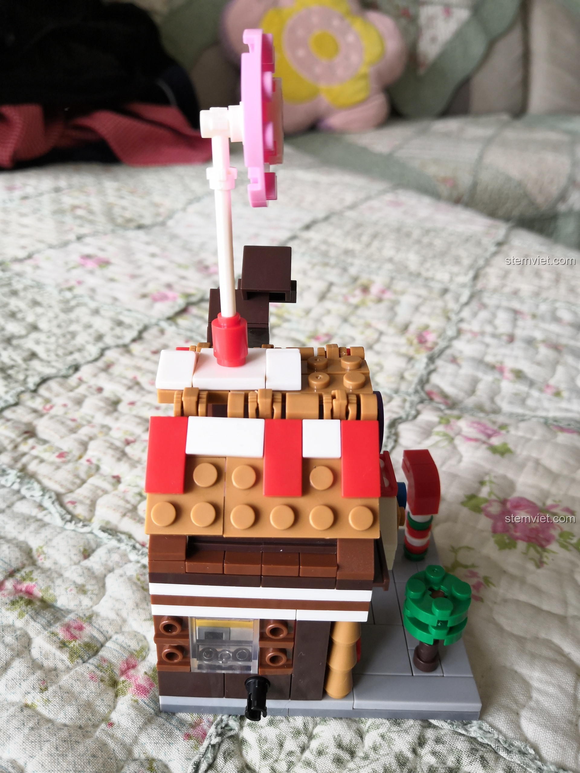 Mặt bên của đồ chơi xếp hình Cửa Hàng Bánh Kẹo SD6022.