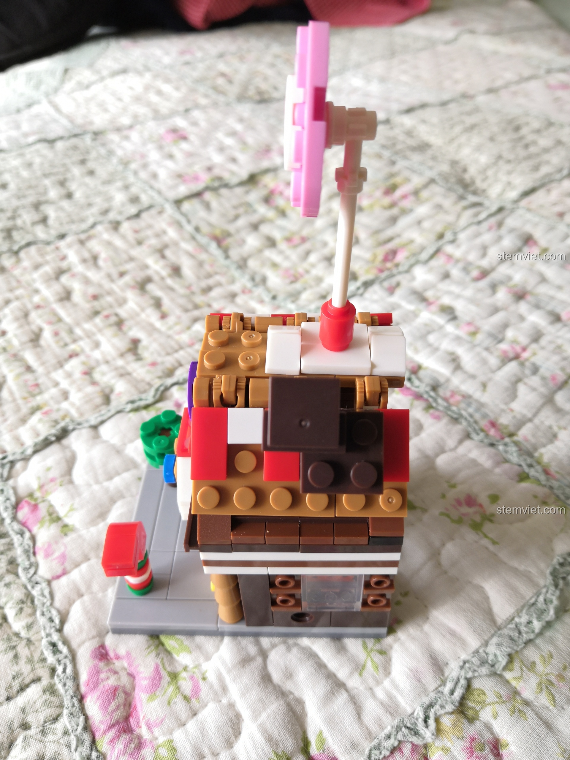 Mặt sau của mô hình lắp ráp Ngôi Nhà Kẹo Sembo 6022.