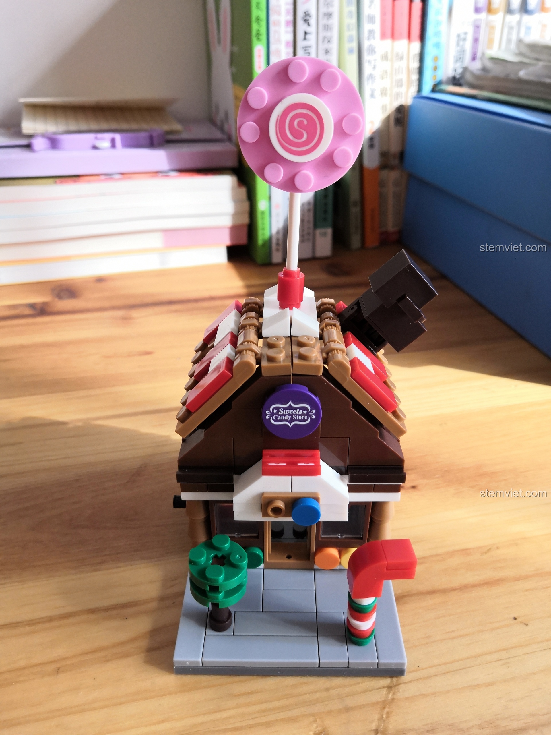 Mô hình lắp ráp Tiệm Kẹo Ngọt Sembo SD6022 sau khi hoàn thành.