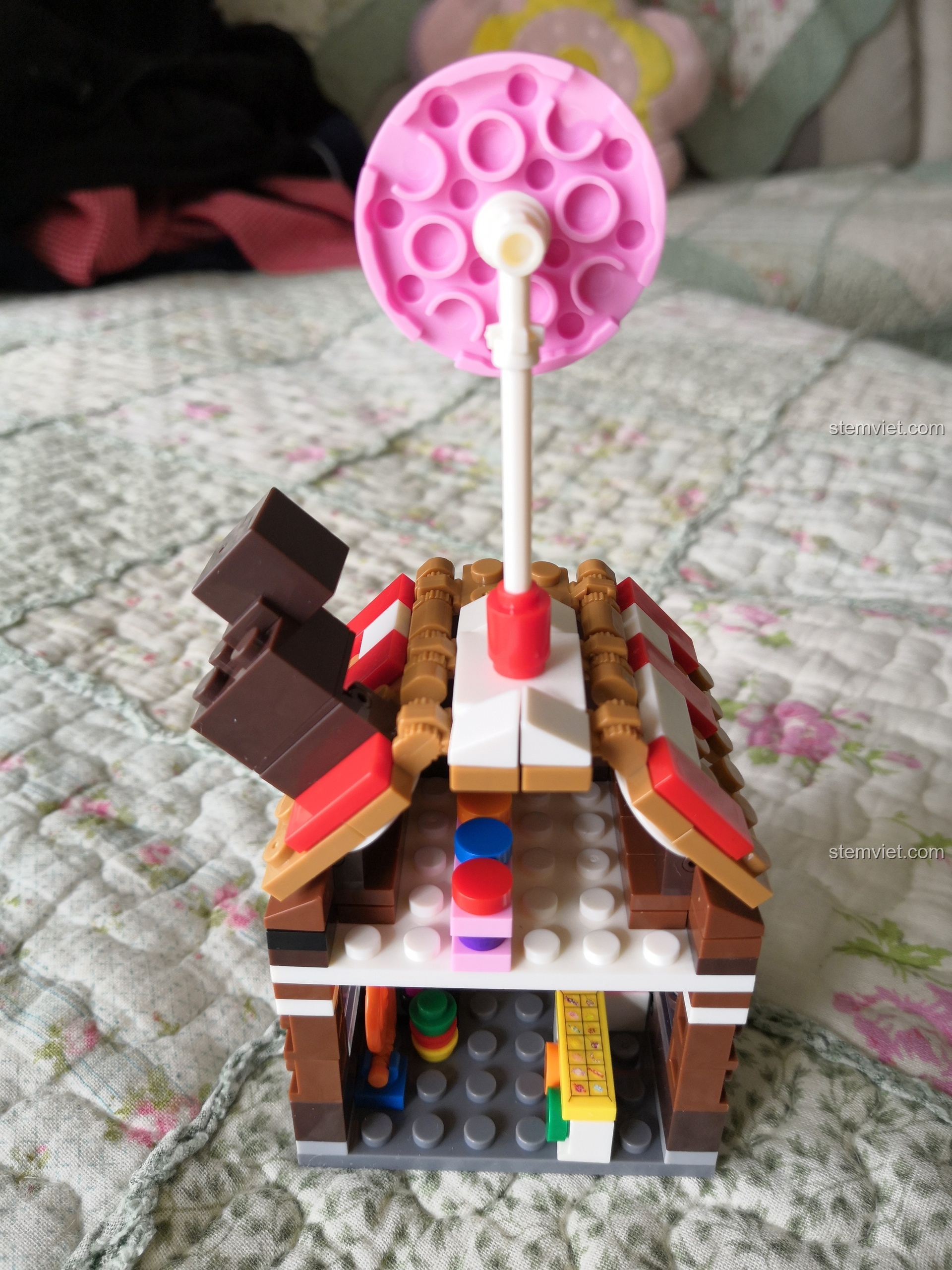 Nội thất bên trong bộ đồ chơi Mô hình Tiệm Kẹo Sembo.