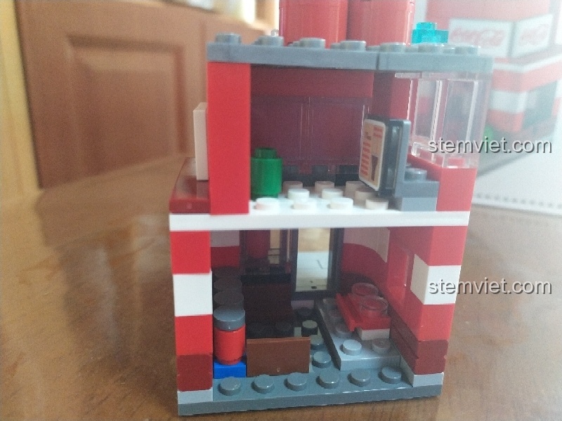 Mặt sau của bộ xếp hình Tiệm nước giải khát SD 6024 cho thấy nội thất chi tiết.